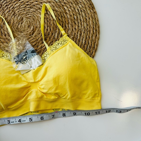 Coobie// Seamless Stretch Scoopneck Bralette One Size 🍋 - Picture 3 of 6